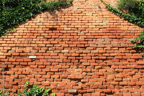 Mauer aus Ziegeln bei Schloss Mikulov (Nikolsburg) in Tschechien © rbkelle