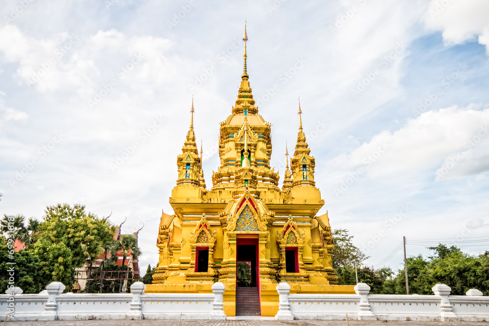 Fototapeta premium golden pagoda in chiangmai Thailand