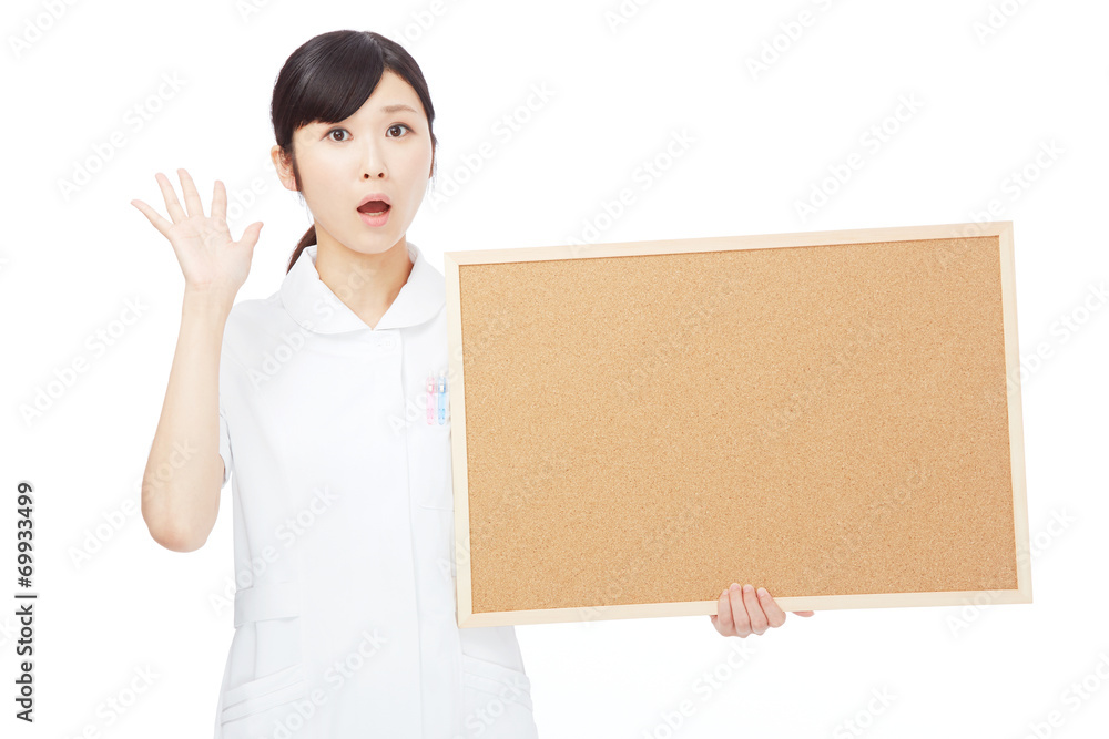 メッセージボードを持って驚くナース メッセージボードを持って驚くナース