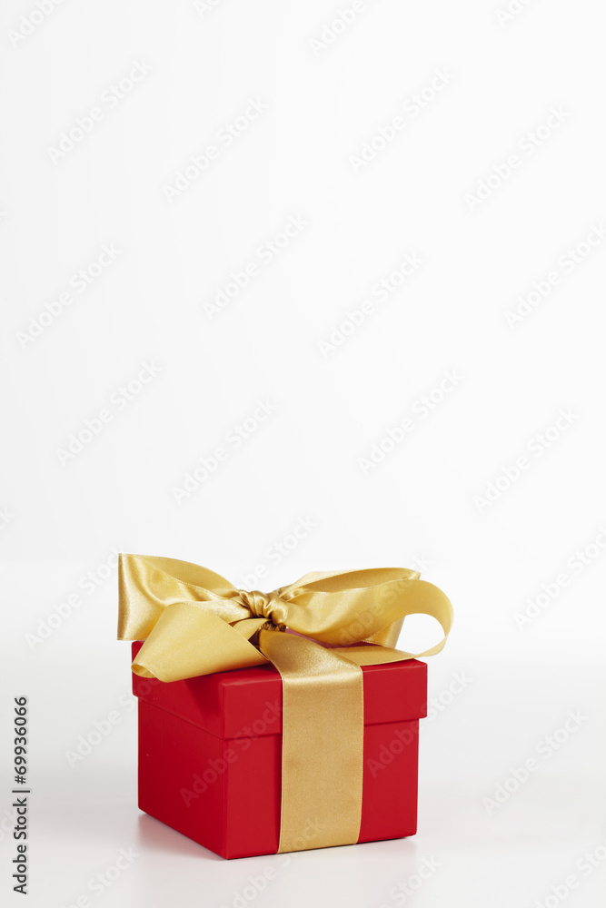 Fototapeta premium Weihnachtspäckchen auf weißem Hintergrund