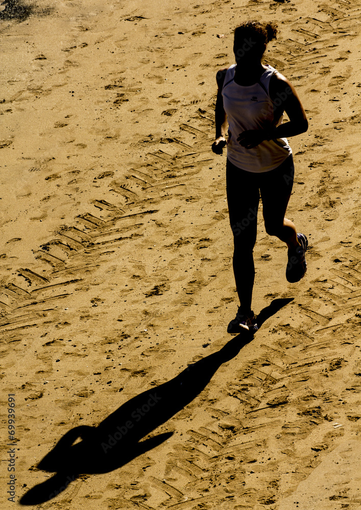 Mujer corriendo por la playa Stock Photo