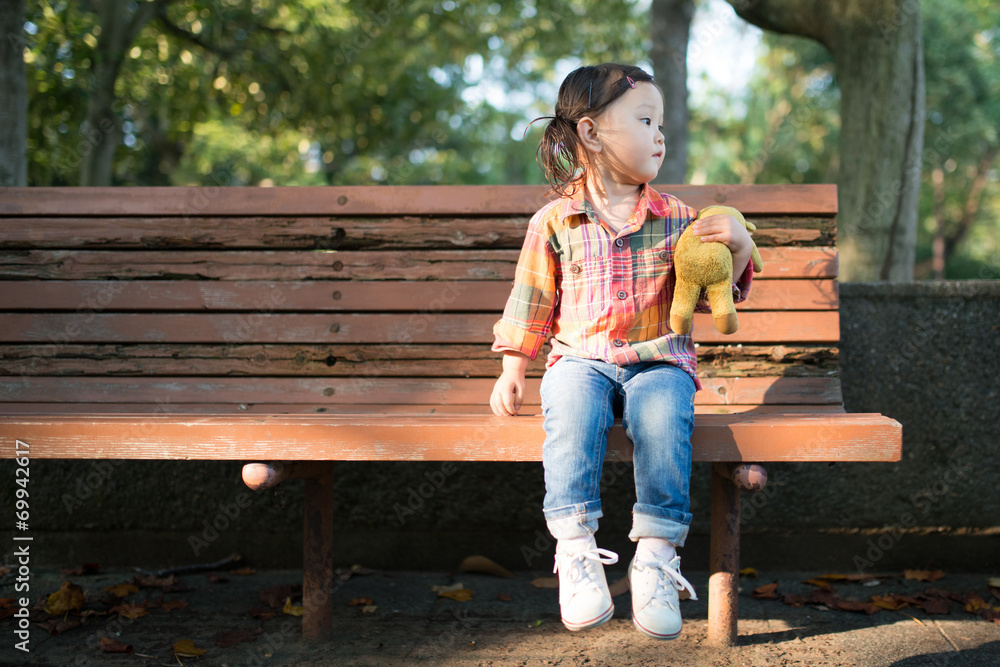ベンチに座る少女 Stock 写真 Adobe Stock