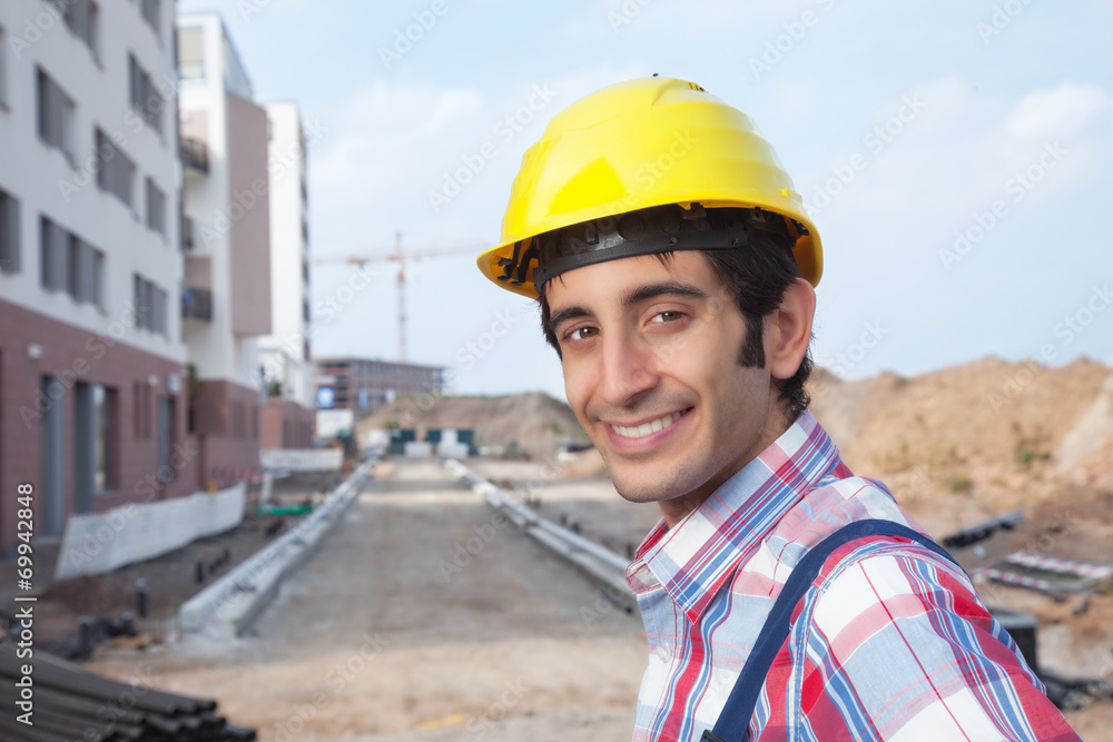 Lachender Bauarbeiter auf der Baustelle Lachender Bauarbeiter auf der Baustelle