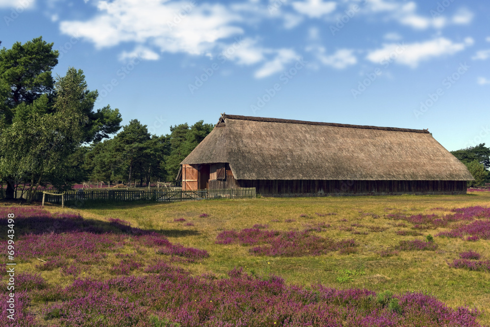 Obraz premium Lünenburger Heide Schafstall