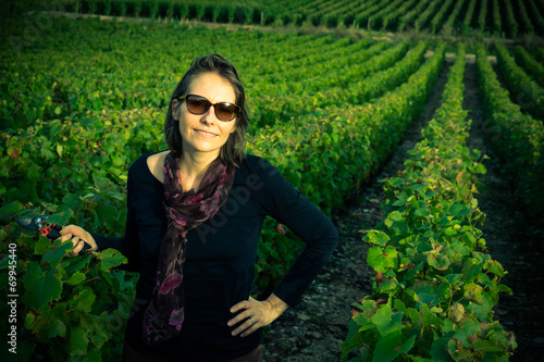 femme pendant les vendanges