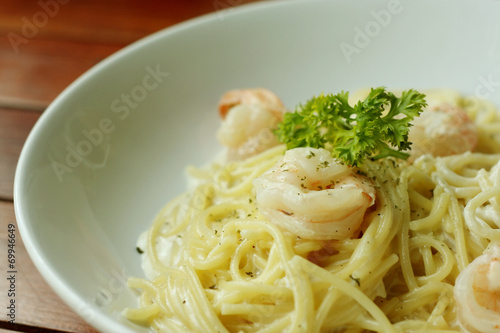 spaghetti with shrimp and white cream sauce.