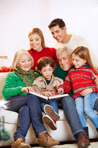 Familie beim Lesen vom Buch zu Weihnachten