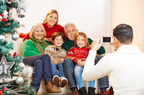 Vater fotografiert Familie an Weihnachten