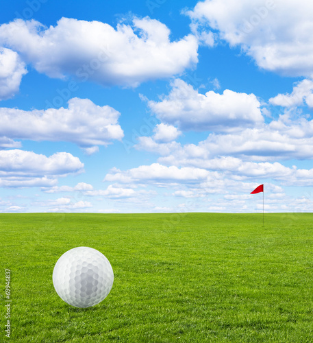 Golfball auf Golfplatz