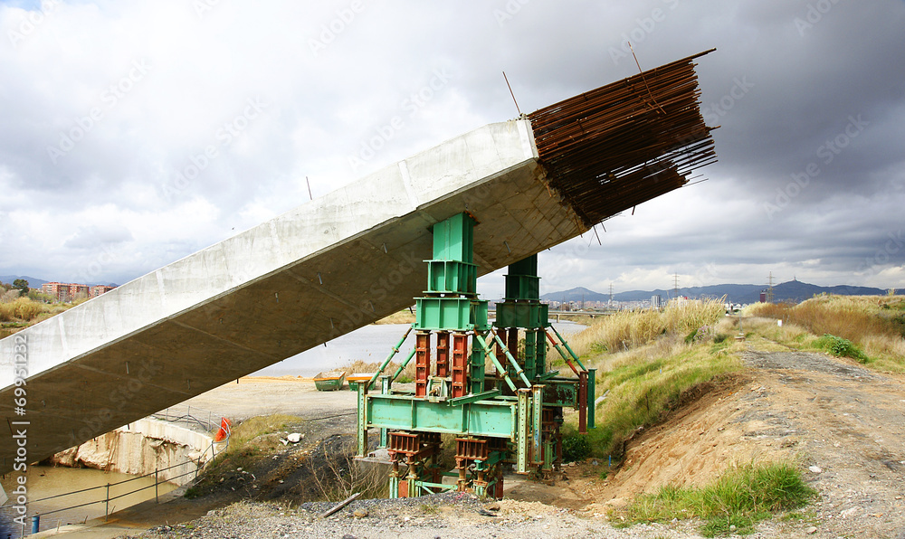 Fototapeta premium Construcción de un puente sobre el río Llobregat, Barcelona