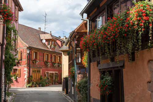 Rue fleurie du village