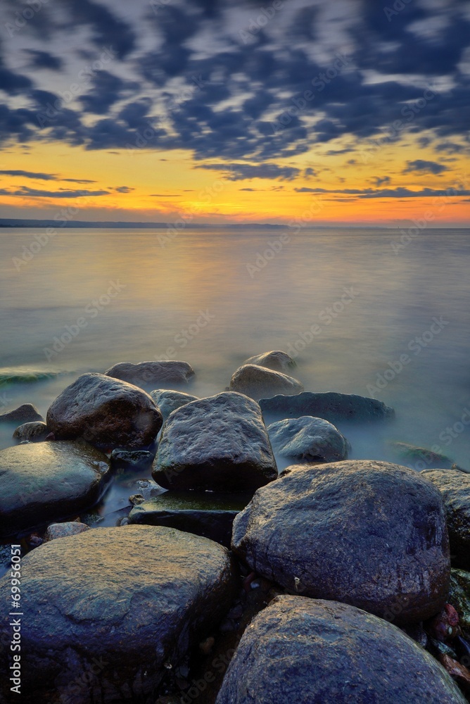 Morze, wybrzeże Bałtyku o wschodzie słońca