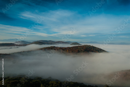 Berge und Nebel