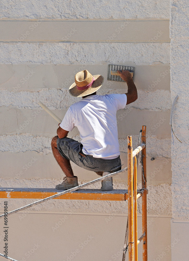 Albañil trabajando en la construcción de una vivienda Stock Photo ...