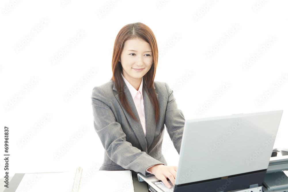 PCで仕事中のOL PCで仕事中のOL