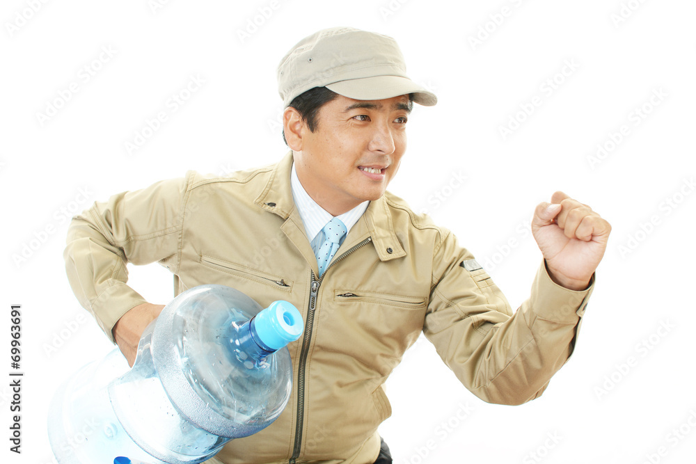 ボトルを運ぶ笑顔の男性