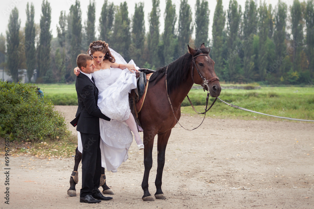 wedding couple on horses wedding couple on horses