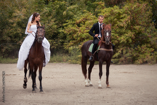 wedding couple on horses