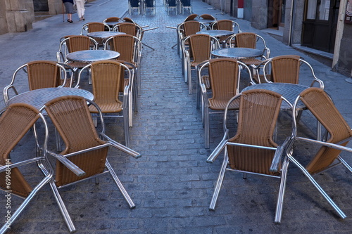 Terrasse de caf    tables et chaises