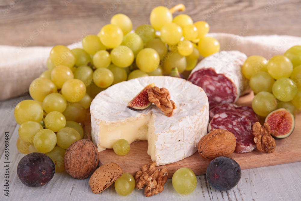 cheese and green grapes cheese and green grapes