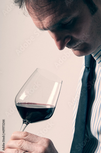 Sommelier degusta vino rosso photo