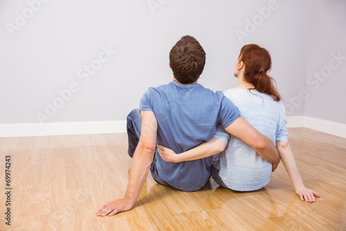 Fotografía Couple sitting on floor together