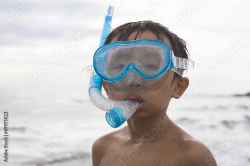 Boy wearing a snorkeling mask © Monet
