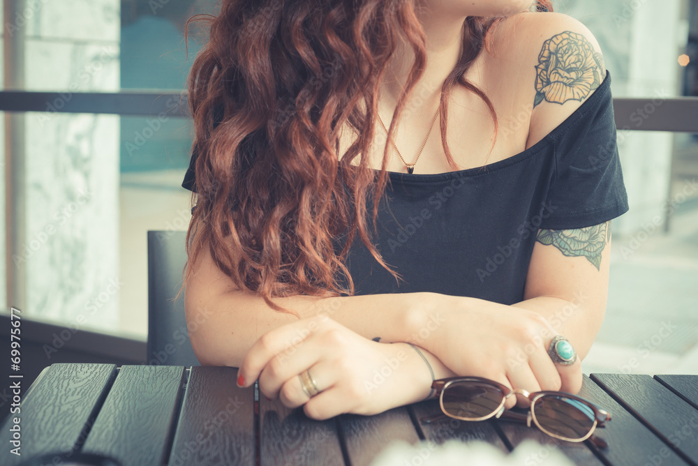 Fototapeta premium młoda piękna kobieta hipster z rude kręcone włosy