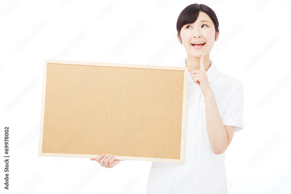 メッセージボードを持って想像するナース