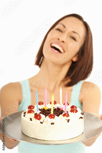 H  bsche Frau mit Geburtstagstorte