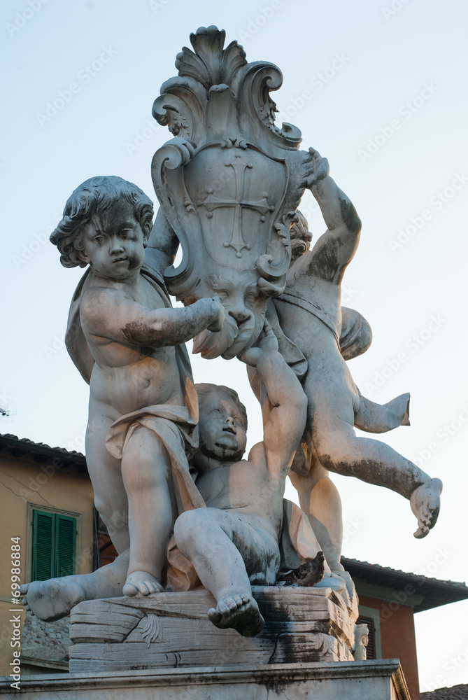 Fontana con Statue degli angeli e stemma di Pisa