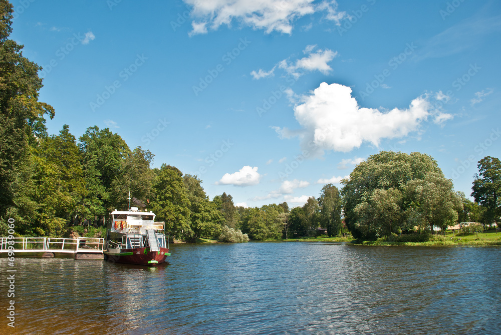 Naklejka premium Imbarcazione sul fiume