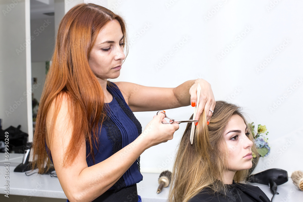 Fototapeta premium woman in a beauty salon doing hair
