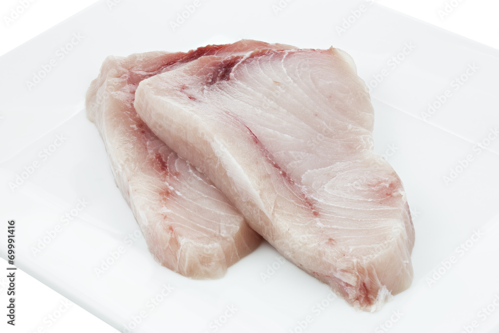 Zwei Scheiben roher Schwertfisch auf Teller Zwei Scheiben roher Schwertfisch auf Teller