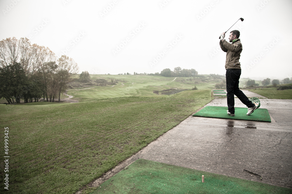 uomo gioca a golf uomo gioca a golf