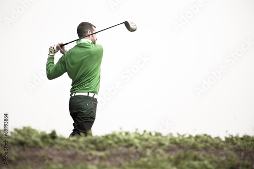 uomo che gioca a golf photo