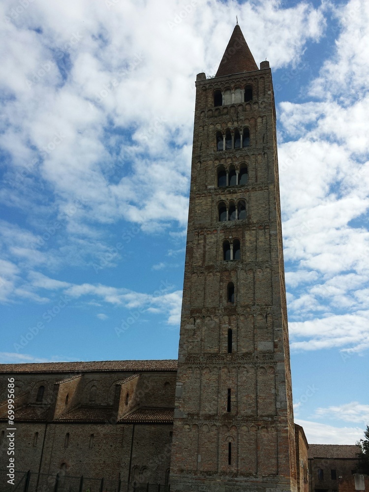 Torre dell'abbazia in controluce