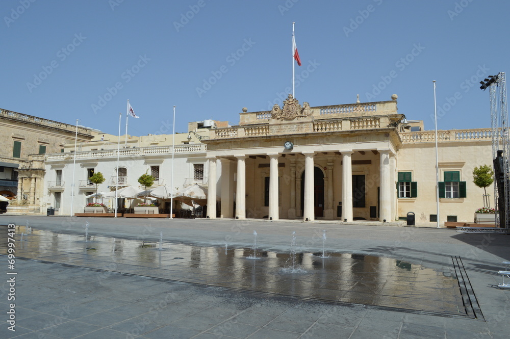 Obraz premium valletta fountain and main guard building malta