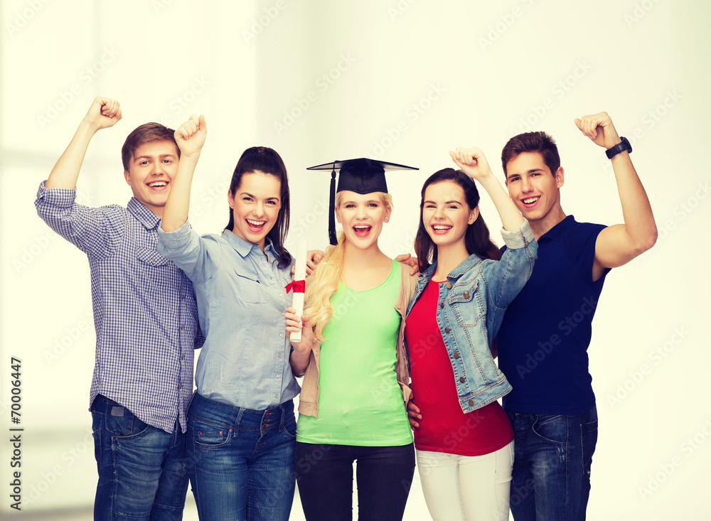 Obraz premium group of standing smiling students with diploma