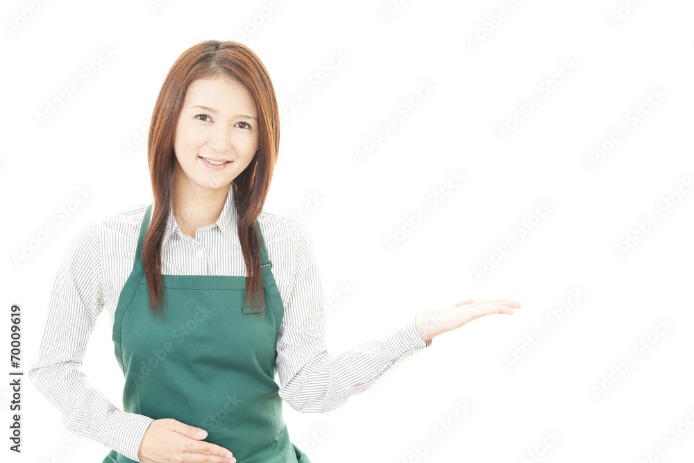 エプロンを着た笑顔の女性 エプロンを着た笑顔の女性