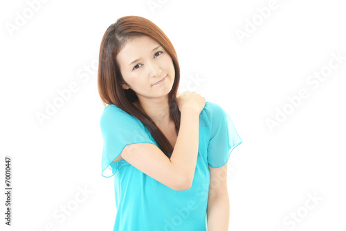 肩痛を訴える女性 © sunabesyou
