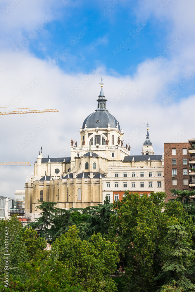 Obraz premium スペイン マドリード アルムデナ大聖堂
