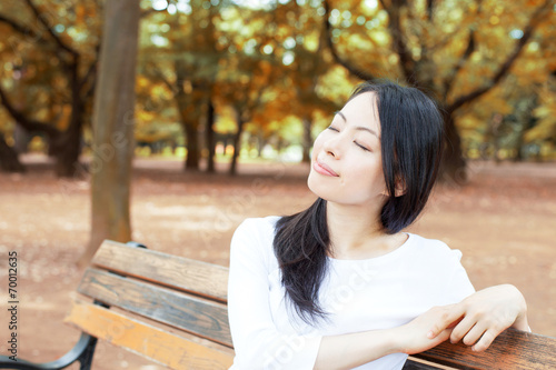 公園のベンチで休む女性