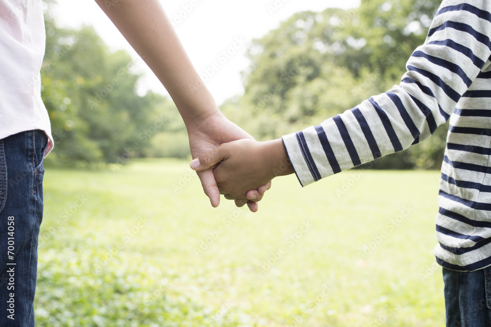 пара держит сердце. Holding hands перевод. виды держания за руку. картинка держатся за руки нарисованные. влюбленные руки.