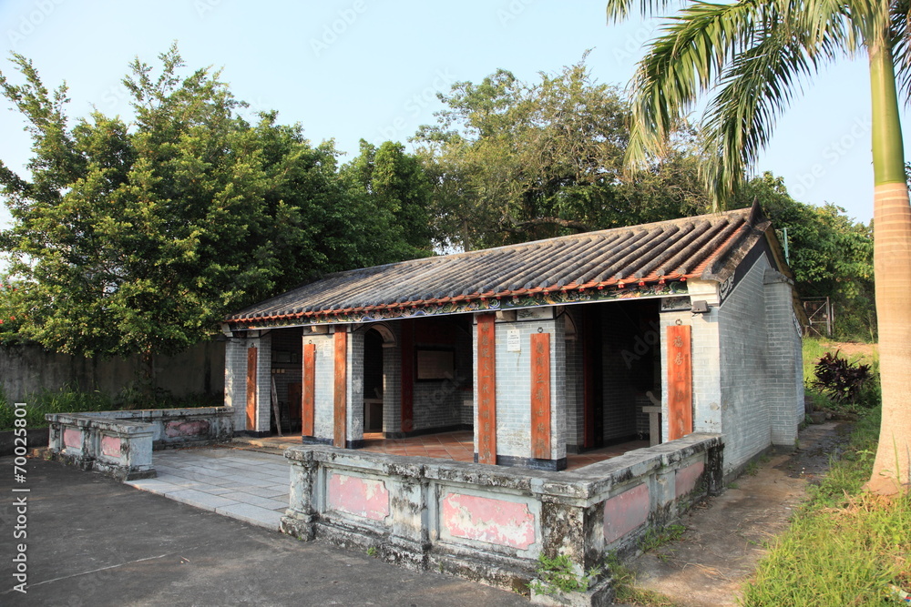 Fototapeta premium abandoned temple in a Chinese village, Hong Kong