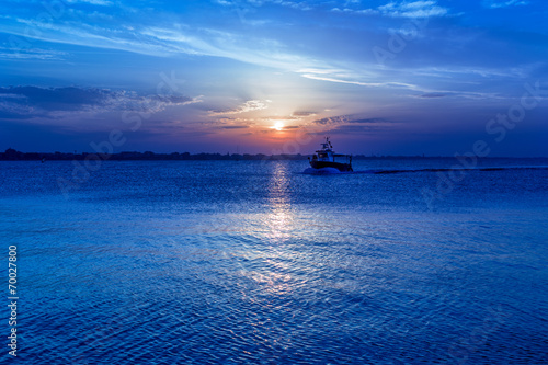 Fototapeta Naklejka Na Ścianę i Meble -  sunset on the blue sea
