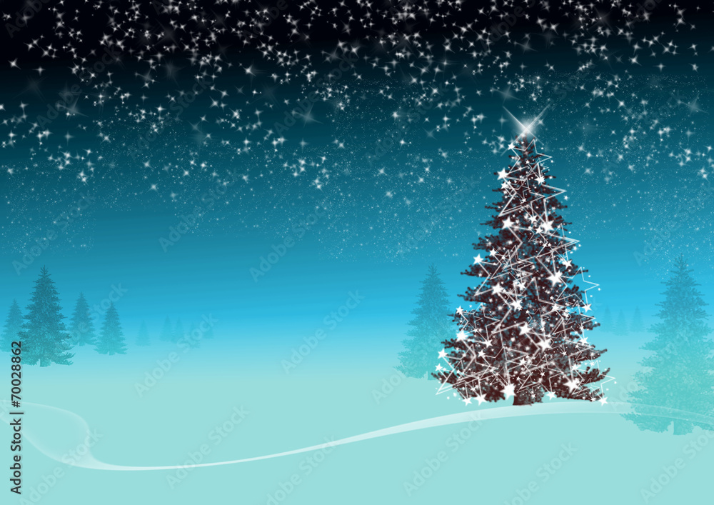 geschmückter Weinhnachtsbaum im Wald auf blauem Hintergrund