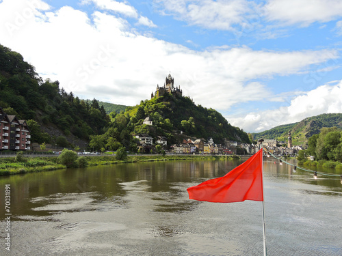 Fototapeta Naklejka Na Ścianę i Meble -  red flag and Cochem town on Moselle river