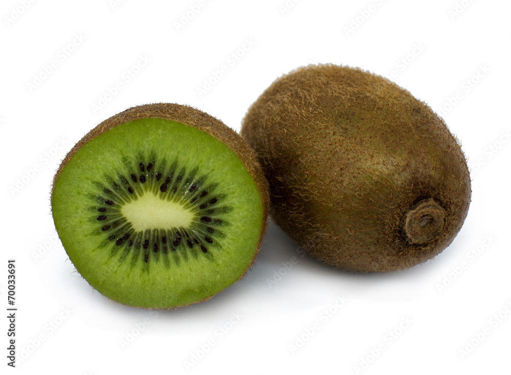 Obraz premium Whole kiwi fruit and his sliced segments isolated