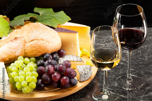 Gourmetspeise, Käseplatte mit Trauben Brot und dazu Wein
